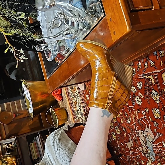 Jules and James, New, Sz. 6, faux-alligator, 3.5 in. Heel, ankle boots. - Picture 7 of 9